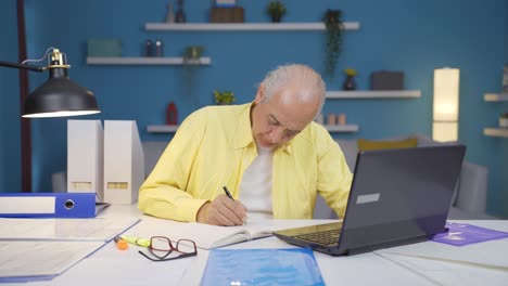 Anciano-Trabajador-De-Oficina-En-Casa-Tomando-Notas,-Anotando-Información.